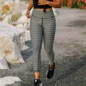 ZYIA Adrenaline leggings EUC 20 black and white herringbone